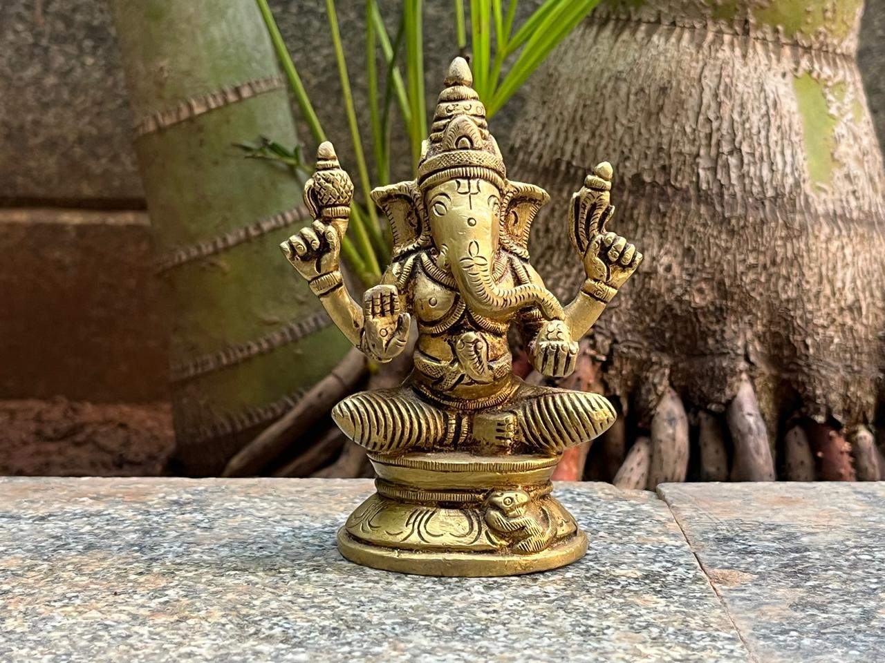 ganesha/wt 647gms/ht4inch