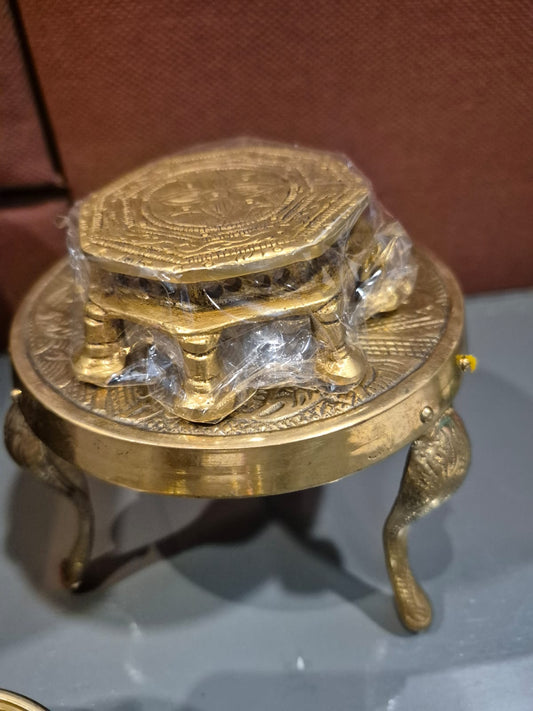 pooja stand/brass round wt227gms