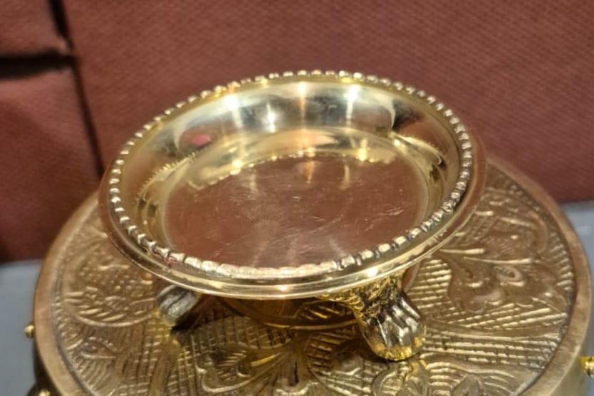 pooja stand/brass wt105gms