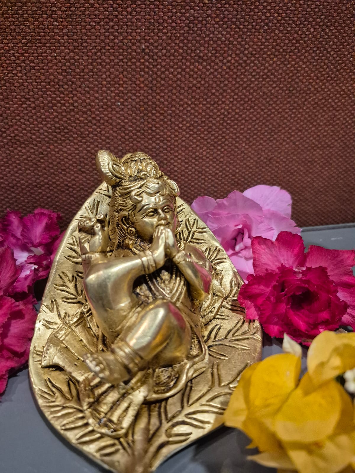 "Krishnawithin leaf" brass wt908 ht3inch