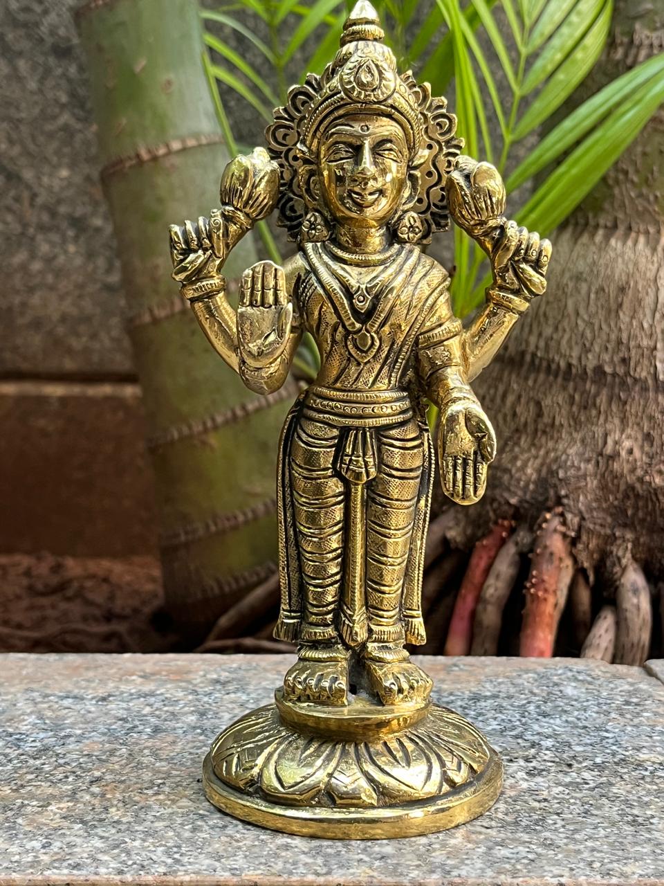 Lakshmi / Shri ./wt 1065 gms/ ht 7 inch